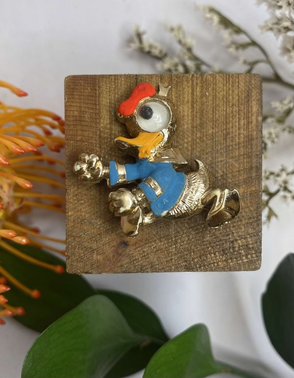 DISNEY STYLE DUCK BROOCH