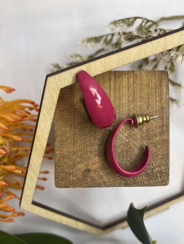MAGENTA HAMMERED ENAMEL EARRINGS