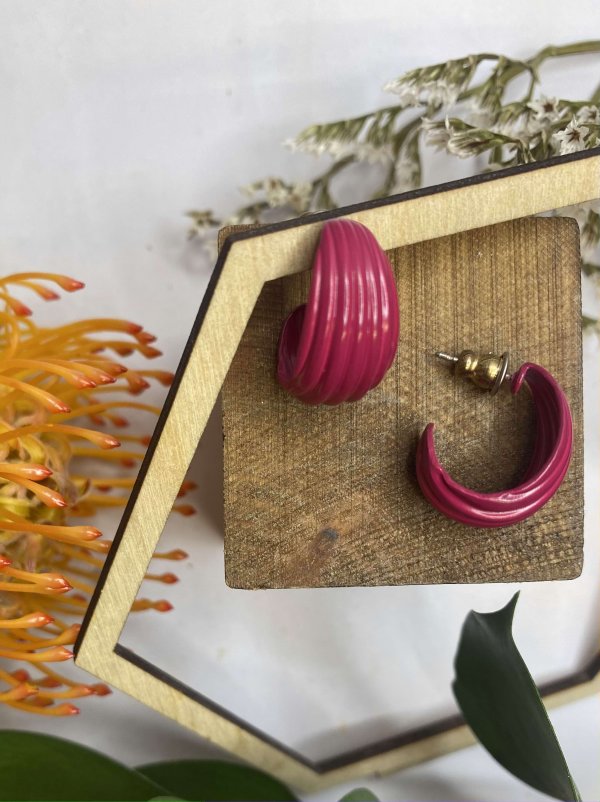 MAGENTA SEASHELL EARRINGS