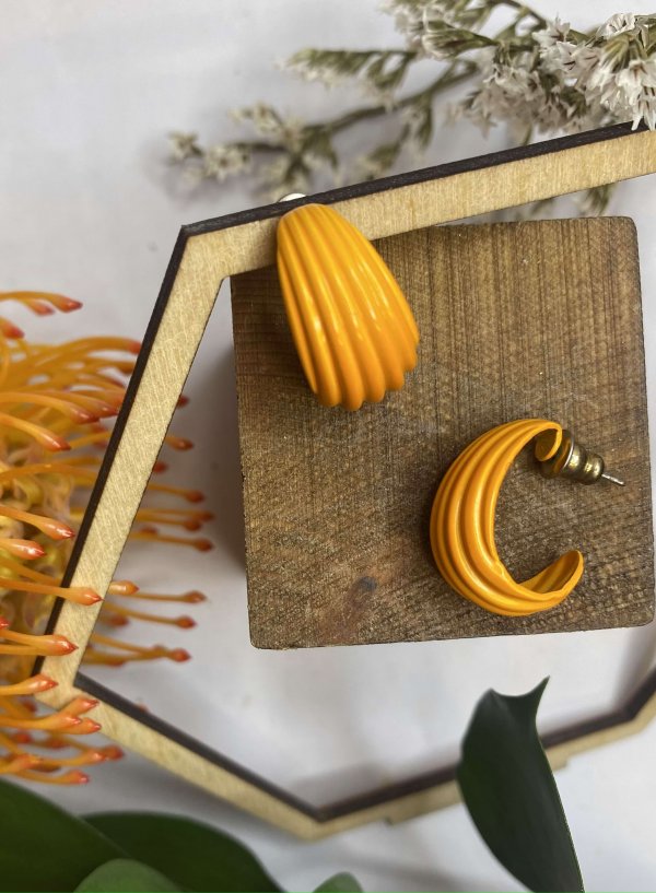 ORANGE SEASHELL ENAMEL EARRINGS