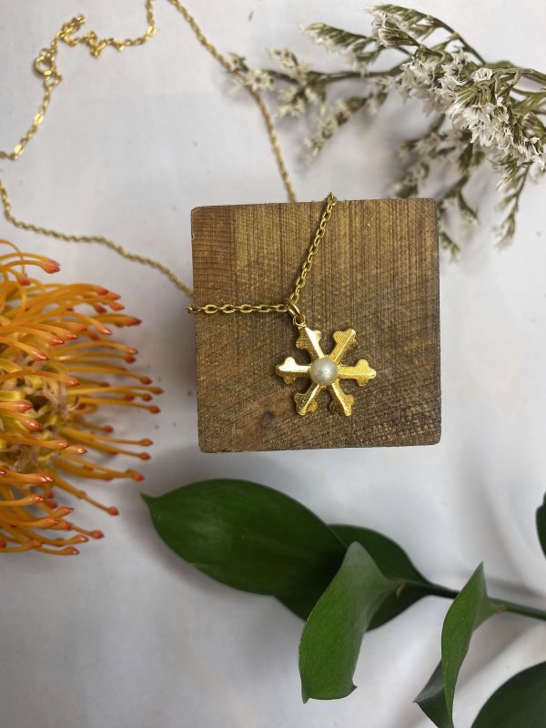 GOLD SNOWFLAKE NECKLACE