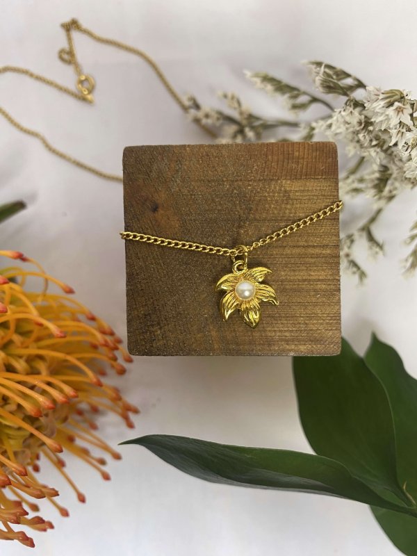 GOLD PEARL FLOWER NECKLACE